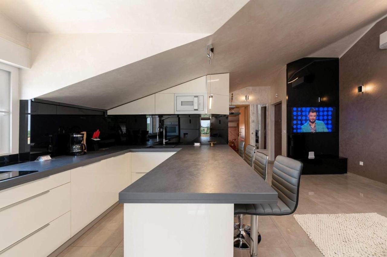 Viki, Sani, Evan, Teo, Goran Appartement *