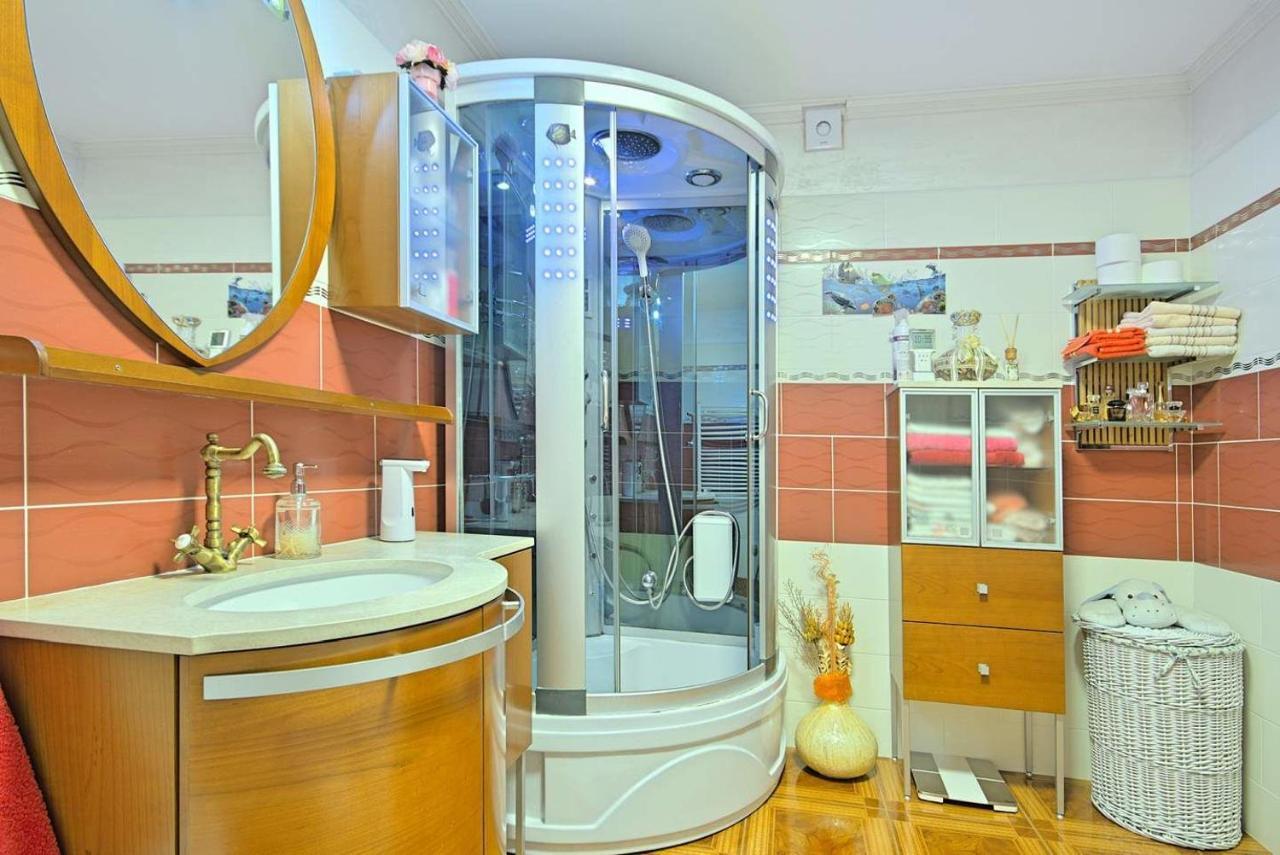 Viki, Sani, Evan, Teo, Goran Appartement *