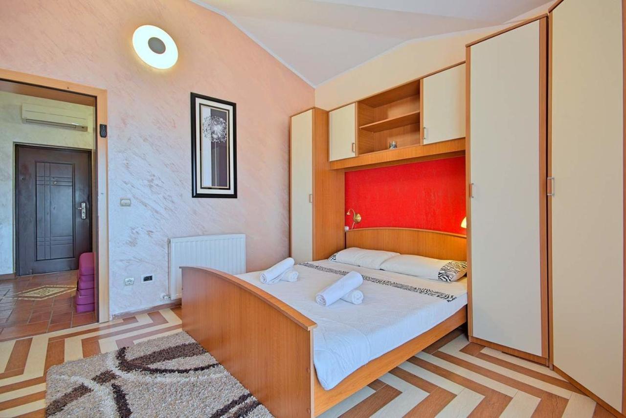 Viki, Sani, Evan, Teo, Goran Appartement *