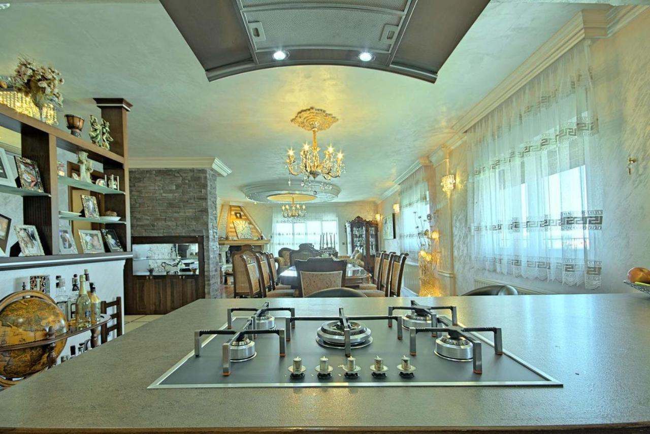 Viki, Sani, Evan, Teo, Goran Appartement