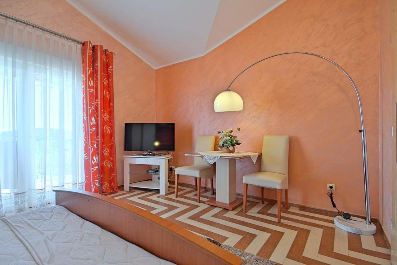 Viki, Sani, Evan, Teo, Goran Appartement *