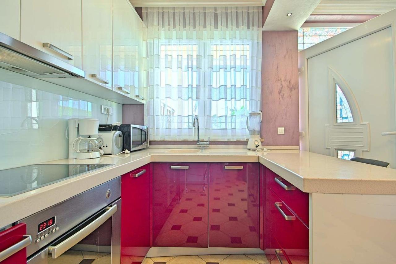 Viki, Sani, Evan, Teo, Goran Appartement *