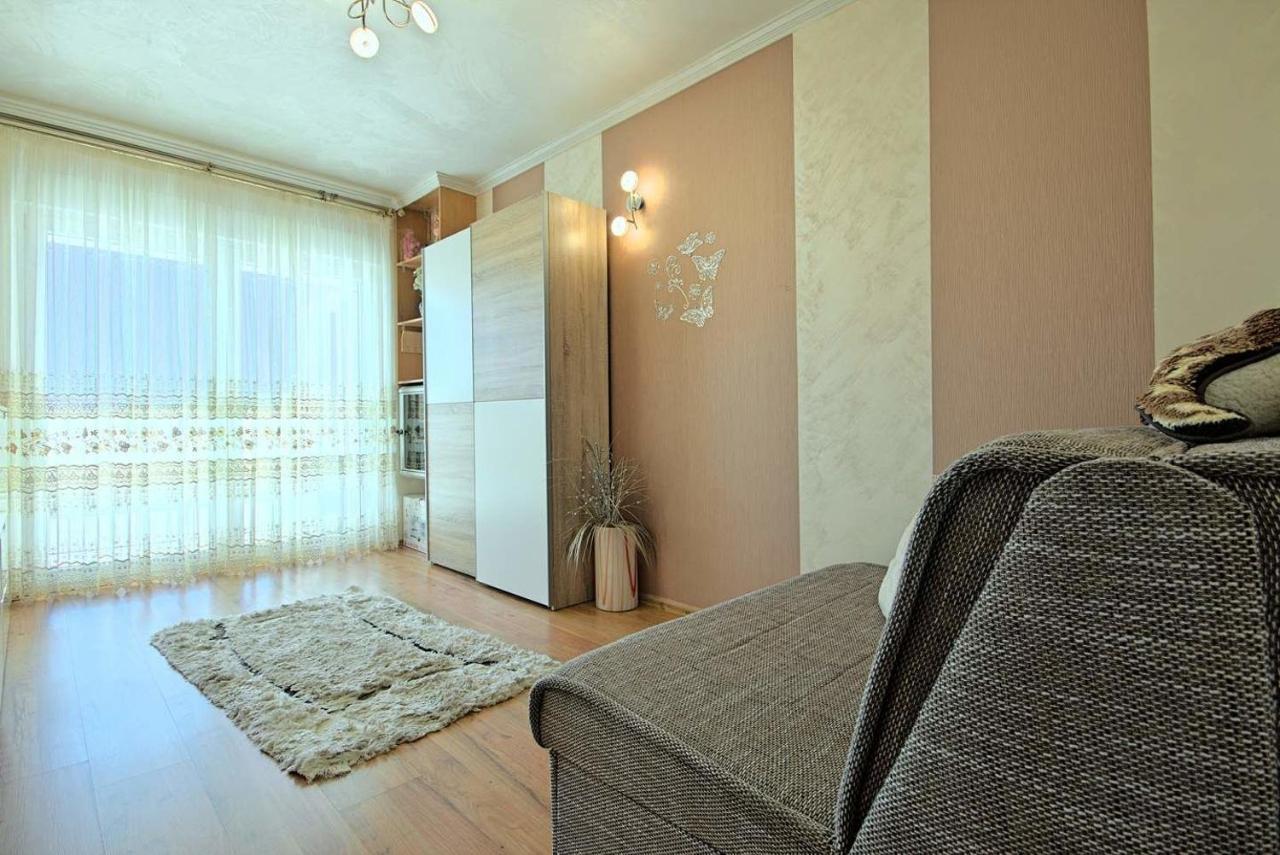 Viki, Sani, Evan, Teo, Goran Apartment