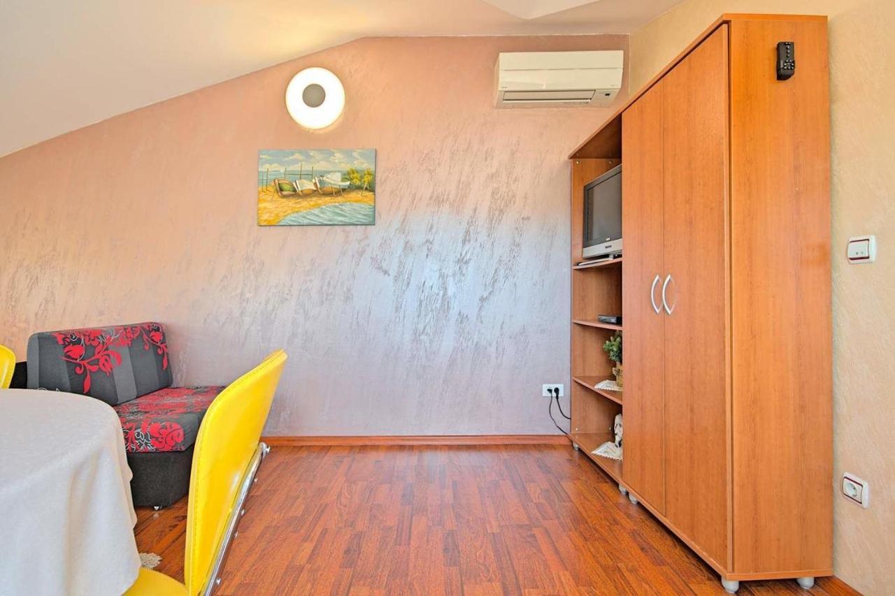 Viki, Sani, Evan, Teo, Goran Apartment
