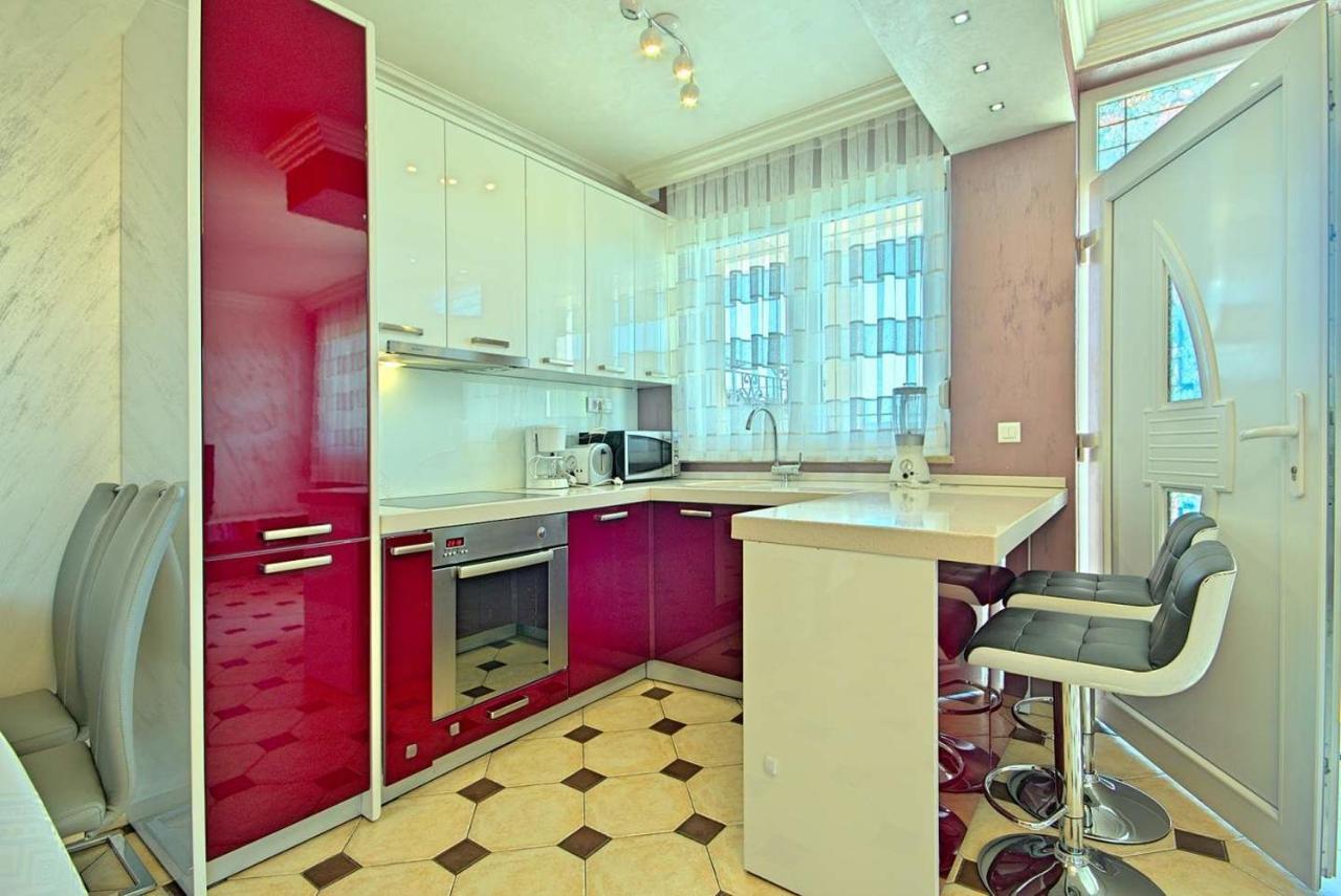 Viki, Sani, Evan, Teo, Goran Appartement