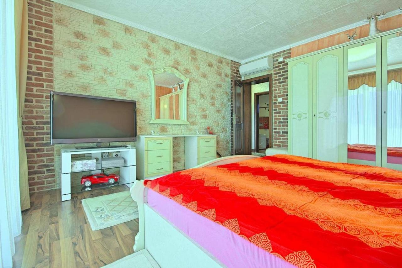 Viki, Sani, Evan, Teo, Goran Appartement