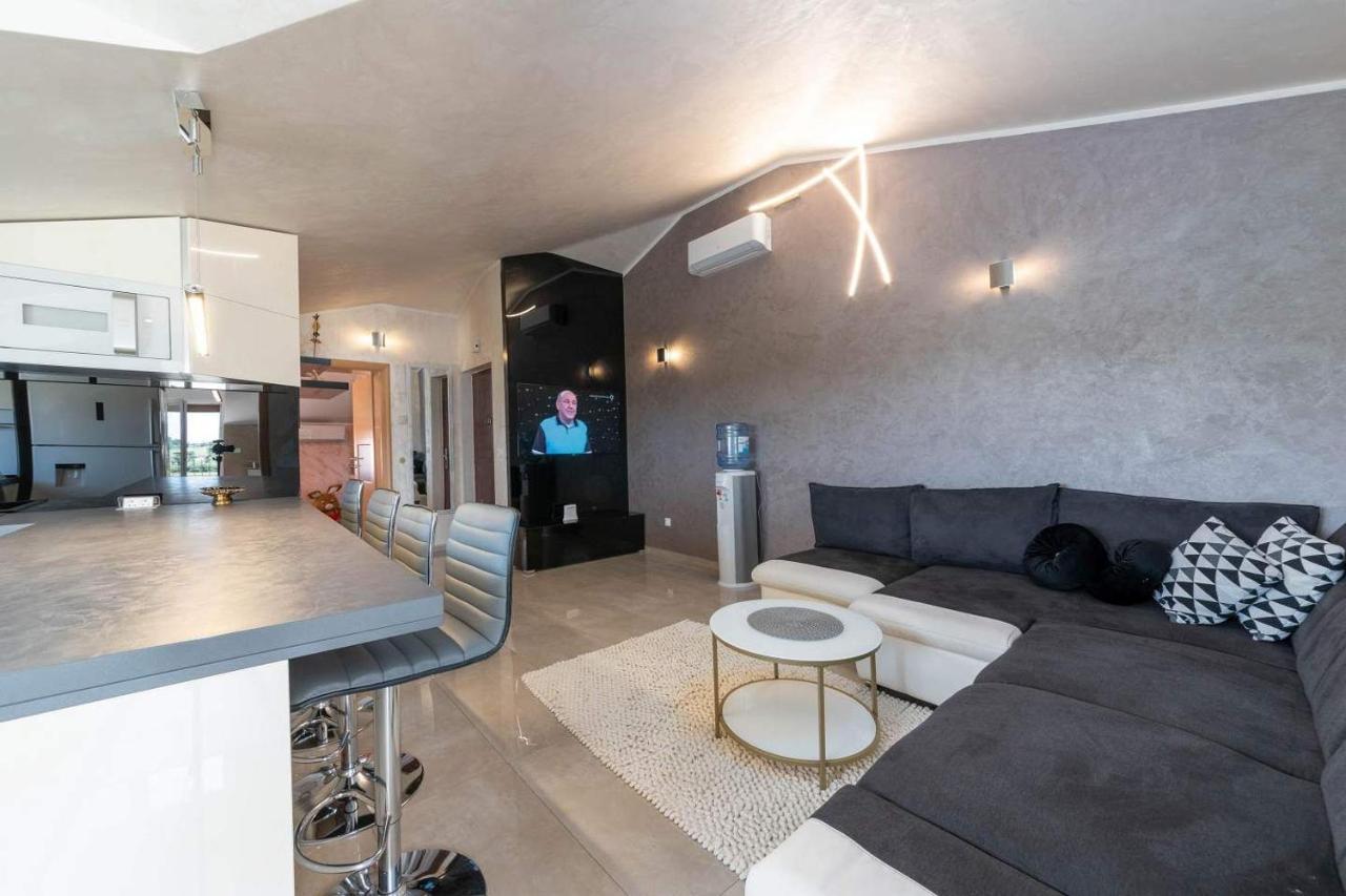 Viki, Sani, Evan, Teo, Goran Apartmán Porec