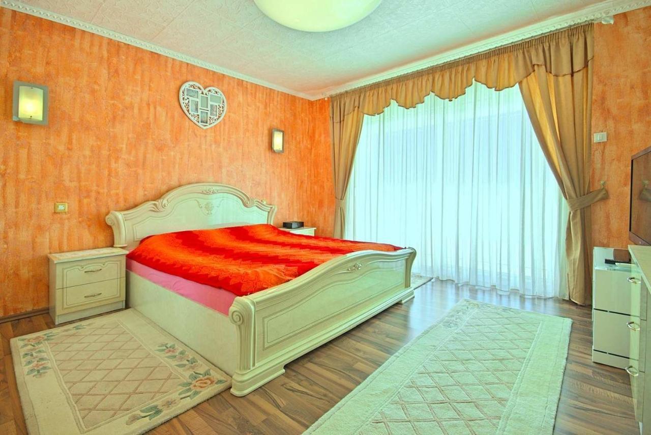 Viki, Sani, Evan, Teo, Goran Apartmán *