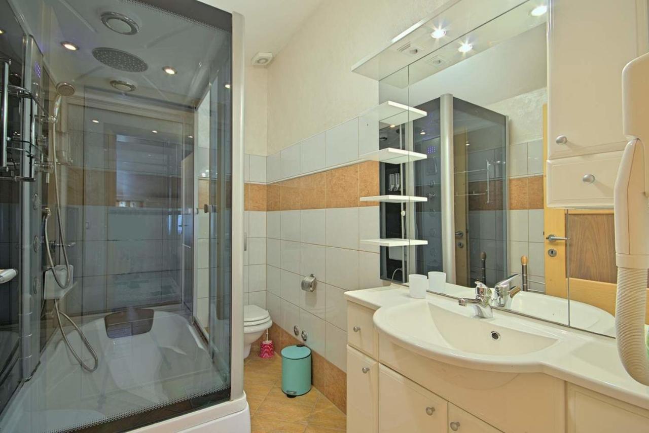 Apartman Viki, Sani, Evan, Teo, Goran *
