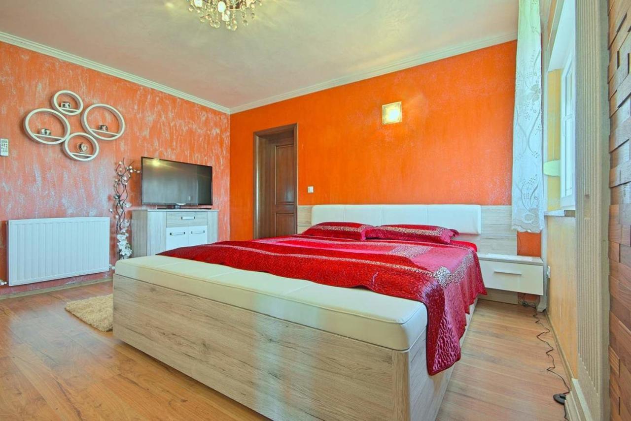 Viki, Sani, Evan, Teo, Goran Apartmán *
